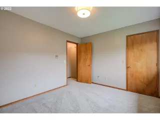 Photo #5: 22321417 Listing