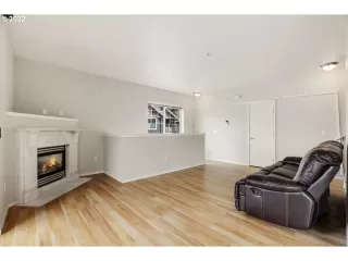 Photo #5: 22322244 Listing