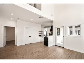 Photo #4: 22329505 Listing