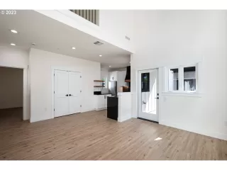 Photo #5: 22329505 Listing