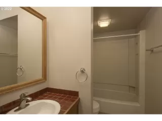 Photo #4: 22330136 Listing