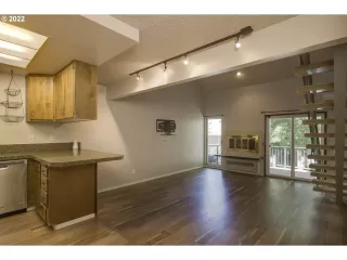 Photo #6: 22330136 Listing