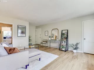 Photo #4: 22356142 Listing