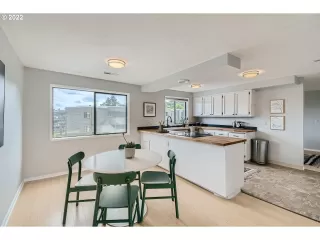 Photo #5: 22365669 Listing