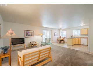 Photo #5: 22370059 Listing