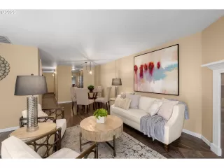 Photo #5: 22371973 Listing