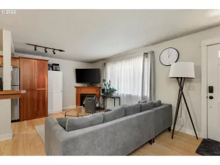 Photo #5: 22373937 Listing