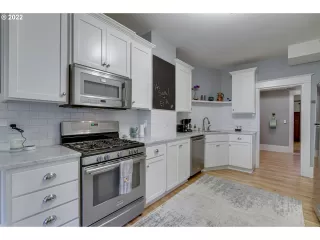 Photo #4: 22376122 Listing