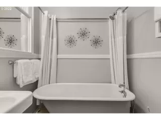 Photo #4: 22376375 Listing