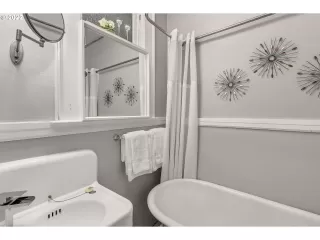 Photo #5: 22376375 Listing