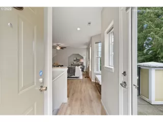 Photo #4: 22376418 Listing