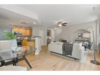 Photo #5: 22376418 Listing