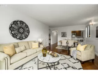 Photo #4: 22379410 Listing