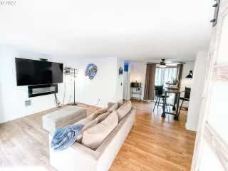 Photo #5: 22384049 Listing