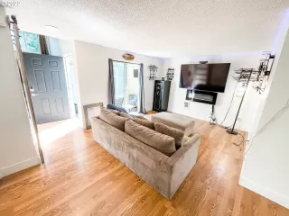 Photo #6: 22384049 Listing