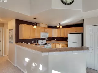 Photo #6: 22387258 Listing