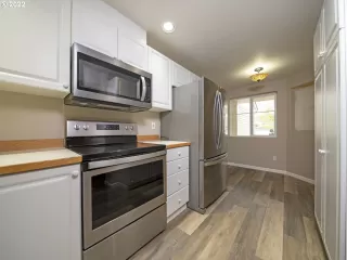 Photo #5: 22389665 Listing