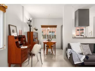 Photo #4: 22390053 Listing