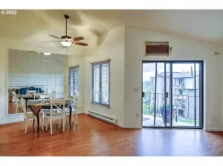 Photo #4: 22390909 Listing