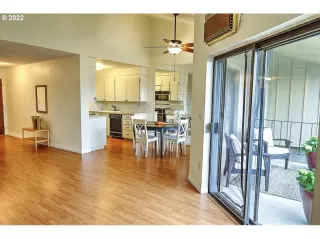 Photo #5: 22390909 Listing