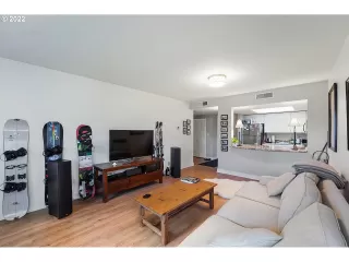 Photo #4: 22396114 Listing