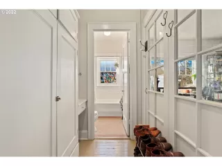 Photo #5: 22399289 Listing