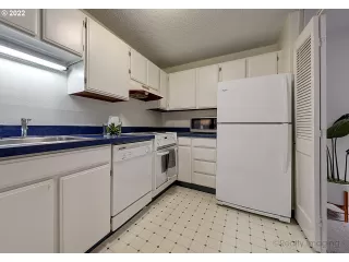 Photo #4: 22399447 Listing