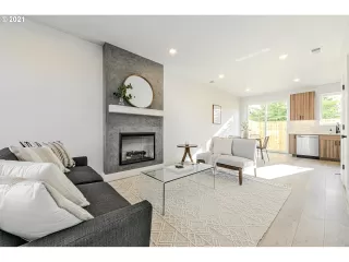 Photo #4: 22399449 Listing