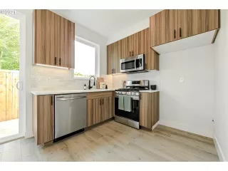 Photo #6: 22399449 Listing