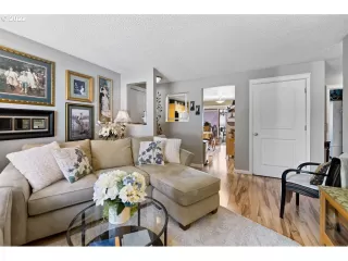 Photo #3: 22400289 Listing