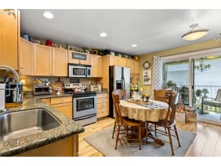 Photo #4: 22400289 Listing