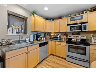 Photo #5: 22400289 Listing