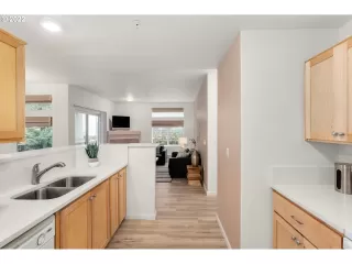 Photo #4: 22401952 Listing