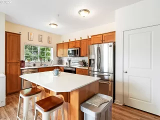 Photo #6: 22403632 Listing