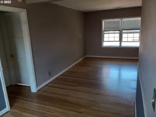 Photo #4: 22404376 Listing