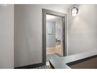 Photo #6: 22404455 Listing