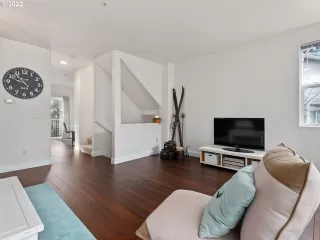 Photo #5: 22404957 Listing