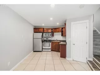 Photo #5: 22405147 Listing