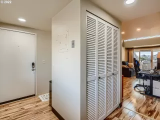 Photo #4: 22406876 Listing