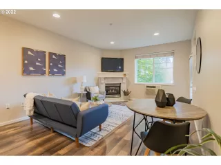 Photo #4: 22411308 Listing