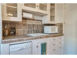 Photo #6: 22412509 Listing