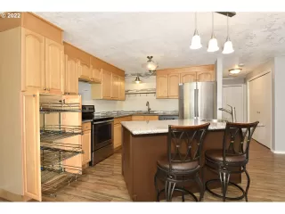 Photo #4: 22413001 Listing