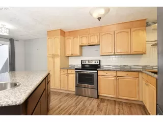 Photo #5: 22413001 Listing