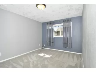 Photo #6: 22413001 Listing