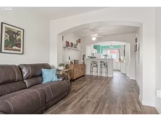 Photo #5: 22413536 Listing