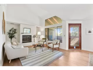 Photo #5: 22414346 Listing