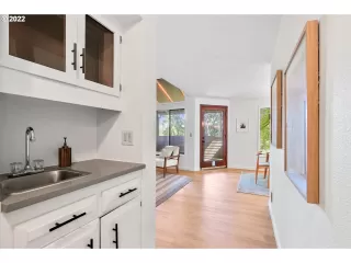 Photo #6: 22414346 Listing