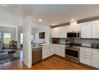 Photo #5: 22415088 Listing