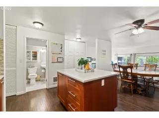 Photo #5: 22417651 Listing