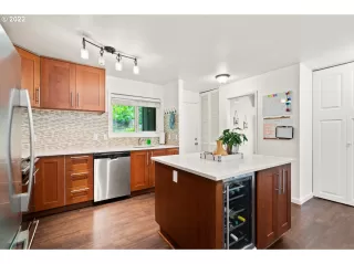 Photo #6: 22417651 Listing